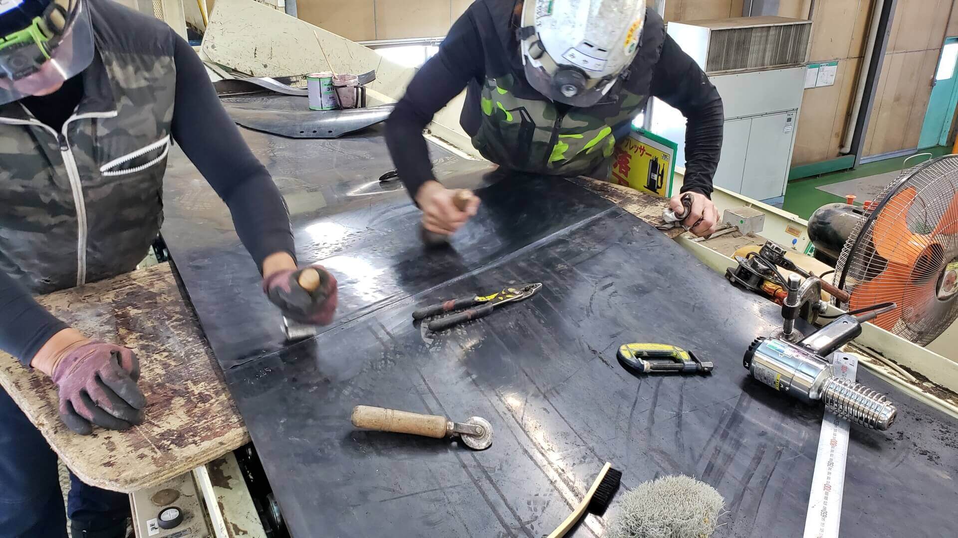 コンベアベルトの交換作業